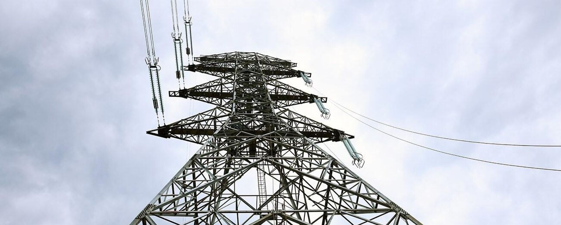 Cột số 18 thuộc địa bàn xã Xuân Quang, tỉnh Lào Cai đang được triển khai kéo cáp.  - Sputnik Việt Nam, 1920, 28.07.2025