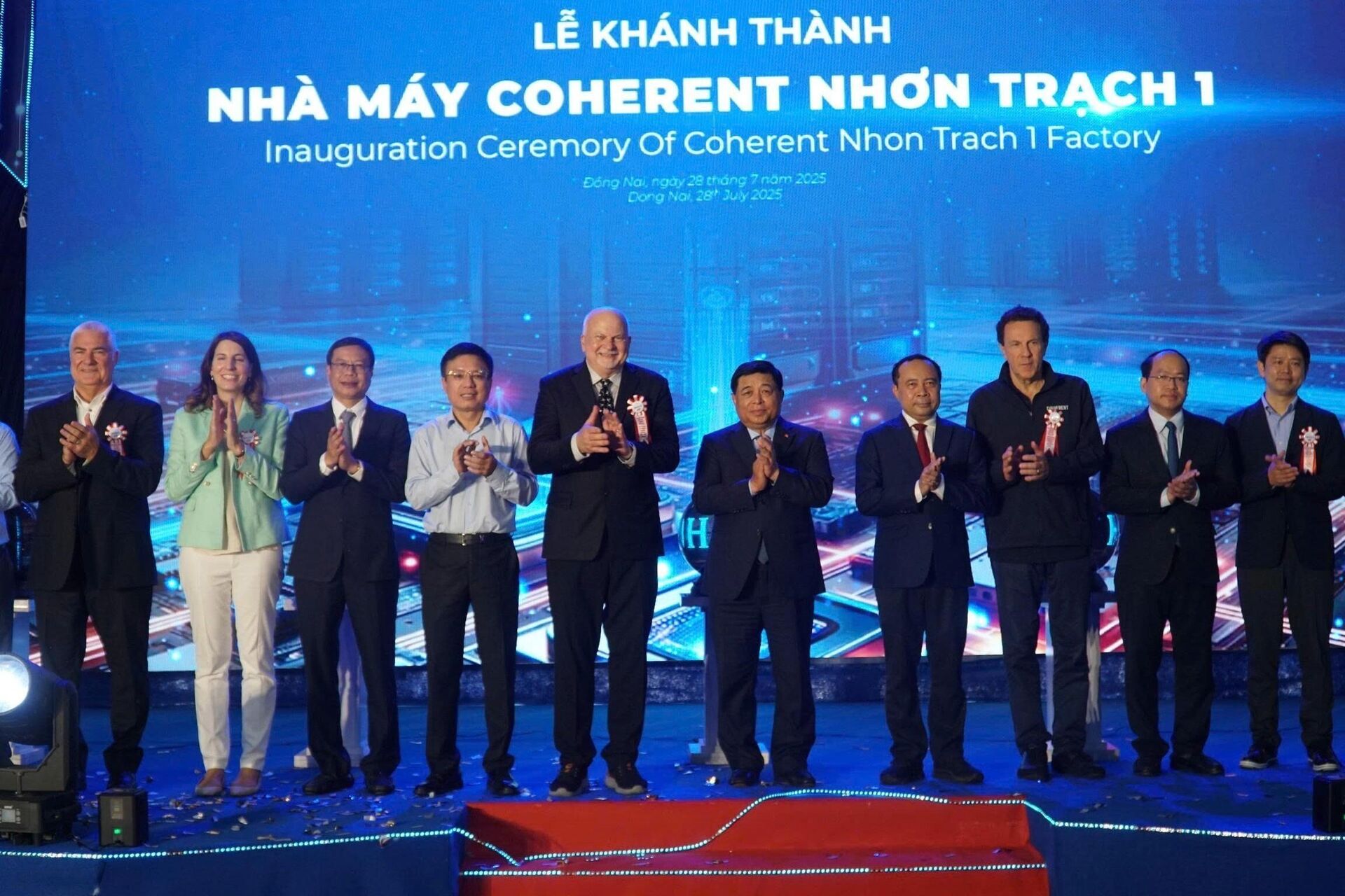 Phó Thủ tướng Chính phủ Nguyễn Chí Dũng và các đại biểu thực hiện nghi thức khánh thành Nhà máy Coherent Việt Nam.
Phó Thủ tướng Chính phủ Nguyễn Chí Dũng và các đại biểu thực hiện nghi thức khánh thành Nhà máy Coherent Việt Nam.
- Sputnik Việt Nam, 1920, 28.07.2025