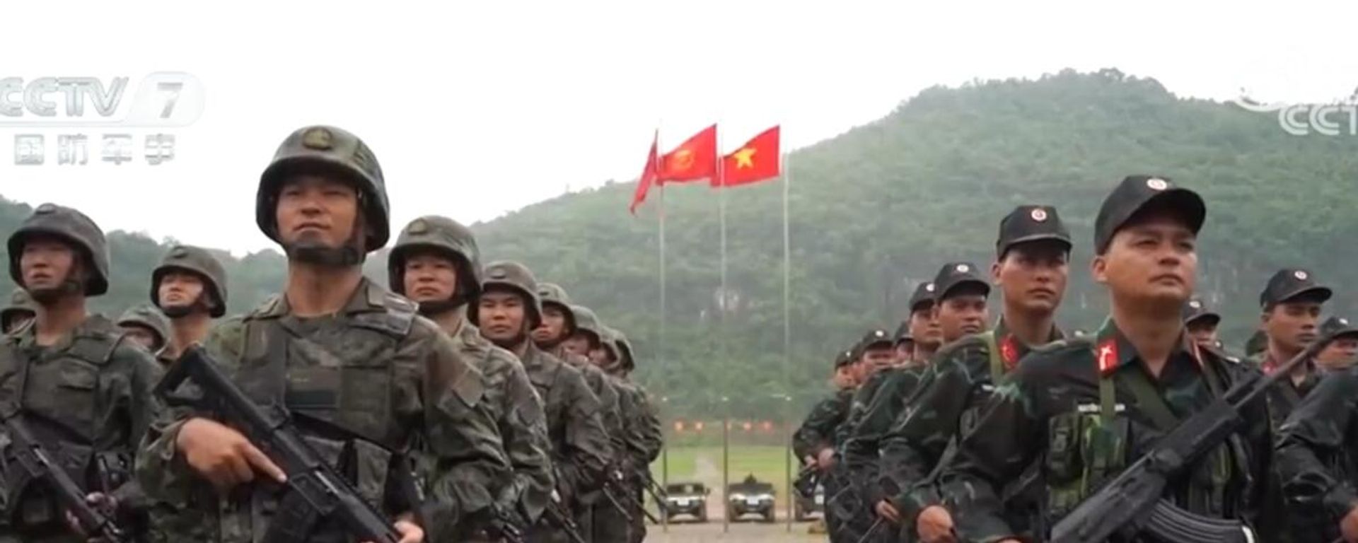 Các binh lính tham dự lễ khai mạc cuộc tập trận chung đầu tiên giữa Trung Quốc và Việt Nam tại một căn cứ huấn luyện ở Khu tự trị dân tộc Choang Quảng Tây, miền nam Trung Quốc - Sputnik Việt Nam, 1920, 29.07.2025