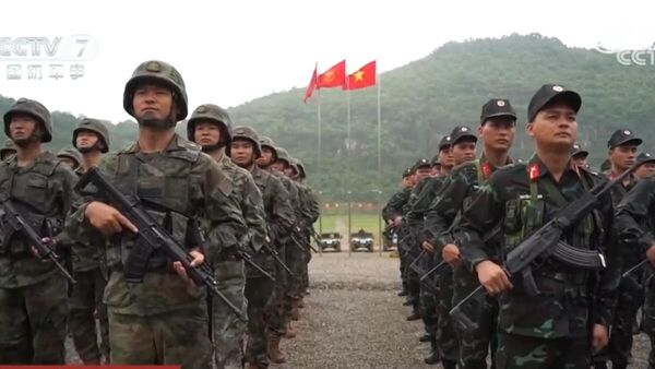 Các binh lính tham dự lễ khai mạc cuộc tập trận chung đầu tiên giữa Trung Quốc và Việt Nam tại một căn cứ huấn luyện ở Khu tự trị dân tộc Choang Quảng Tây, miền nam Trung Quốc - Sputnik Việt Nam