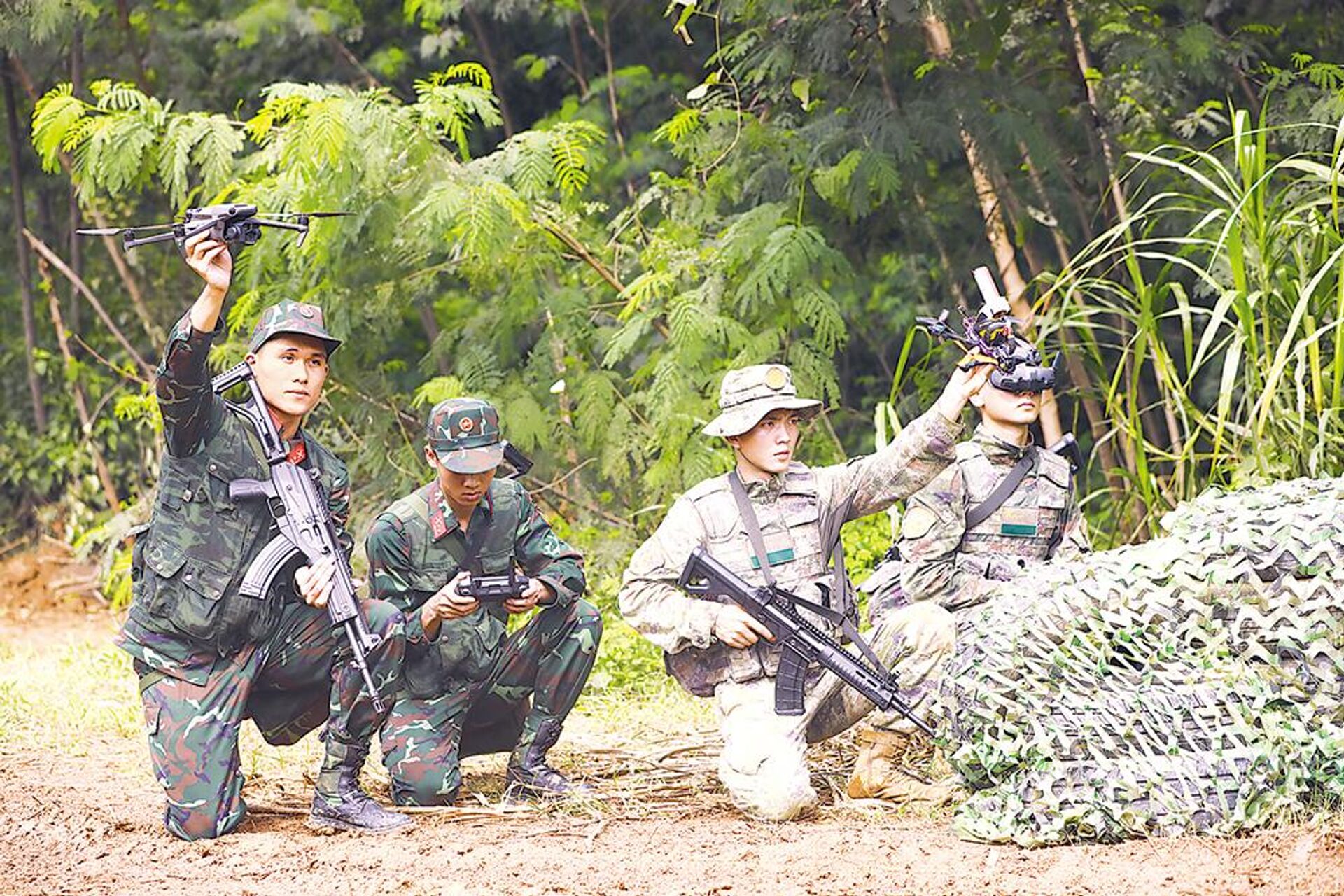 Các thực tập sinh Trung Quốc và Việt Nam đang tiến hành dạy điều khiển các drone - Sputnik Việt Nam, 1920, 28.07.2025