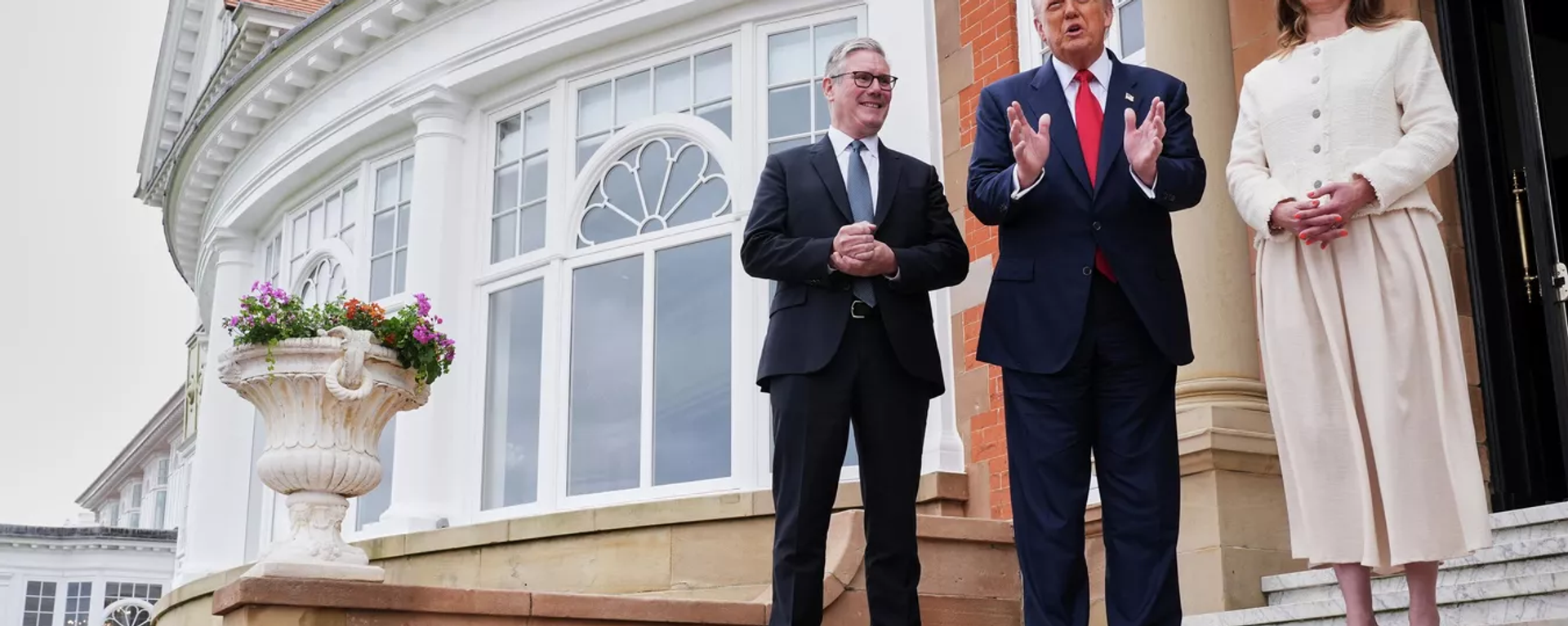 Tổng thống Hoa Kỳ Donald Trump chào đón Thủ tướng Anh Keir Starmer và vợ Victoria tại Sân golf Trump Turnberry ở Turnberry, Scotland, ngày 28 tháng 7 năm 2025 - Sputnik Việt Nam, 1920, 28.07.2025