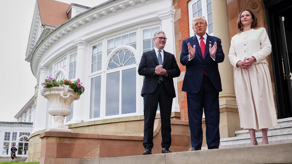 Tổng thống Hoa Kỳ Donald Trump chào đón Thủ tướng Anh Keir Starmer và vợ Victoria tại Sân golf Trump Turnberry ở Turnberry, Scotland, ngày 28 tháng 7 năm 2025 - Sputnik Việt Nam