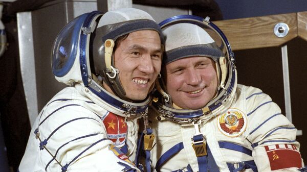 Viktor Gorbatko và Phạm Tuân - Sputnik Việt Nam
