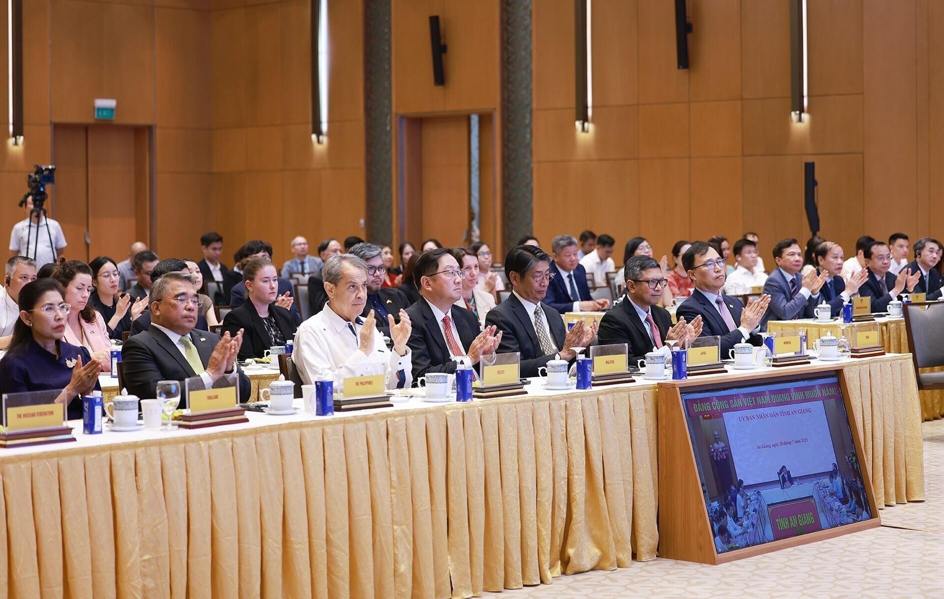 Đại biểu các nước đối tác của APEC tham dự Lễ công bố thành lập Uỷ ban Quốc gia Diễn đàn hợp tác châu Á - Thái Bình Dương 2027 (APEC 2027) Đại biểu các nước đối tác của APEC tham dự Lễ công bố thành lập Uỷ ban Quốc gia Diễn đàn hợp tác châu Á - Thái Bình Dương 2027 (APEC 2027) - Sputnik Việt Nam, 1920, 28.07.2025