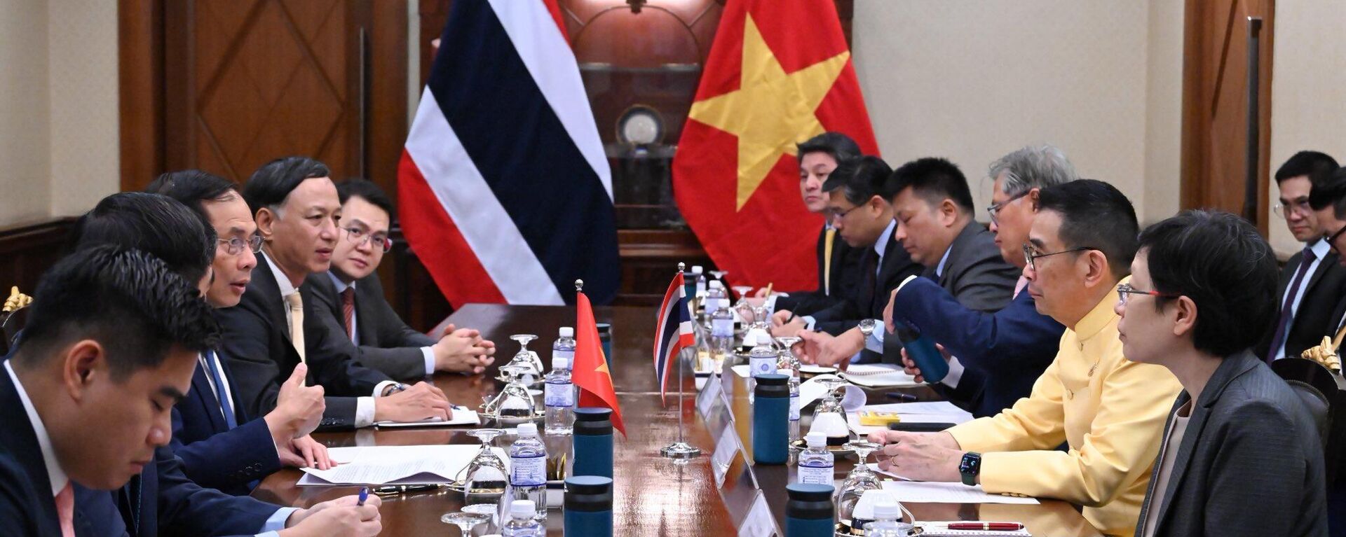 Cuộc họp giữa Phó Thủ tướng, Bộ trưởng Ngoại giao Bùi Thanh Sơn với Bộ trưởng Ngoại giao Thái Lan và các quan chức hai nước ngày 29/7 - Sputnik Việt Nam, 1920, 30.07.2025