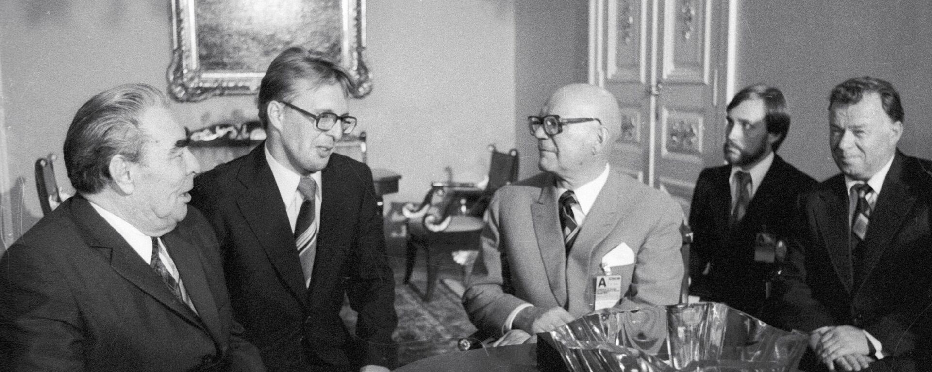 Tổng Bí thư Ban Chấp hành Trung ương Đảng Cộng sản Liên Xô Leonid Brezhnev và Tổng thống Phần Lan Urho Kekkonen trong một cuộc họp tại Helsinki, năm 1975 - Sputnik Việt Nam, 1920, 30.07.2025