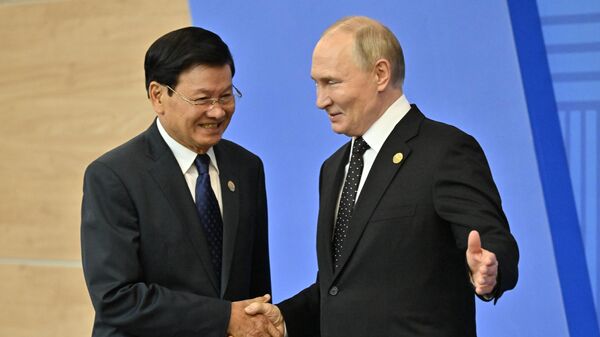 Hội nghị thượng đỉnh BRICS lần thứ XVI. Lễ đón chính thức các trưởng đoàn đại biểu các nước BRICS do Tổng thống Nga V. Putin chủ trì - Sputnik Việt Nam