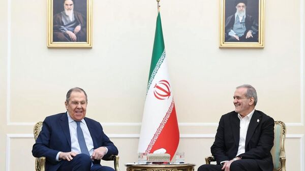 Ngoại trưởng Nga Sergey Lavrov và Ngoại trưởng Iran Abbas Araghchi tại Tehran. - Sputnik Việt Nam