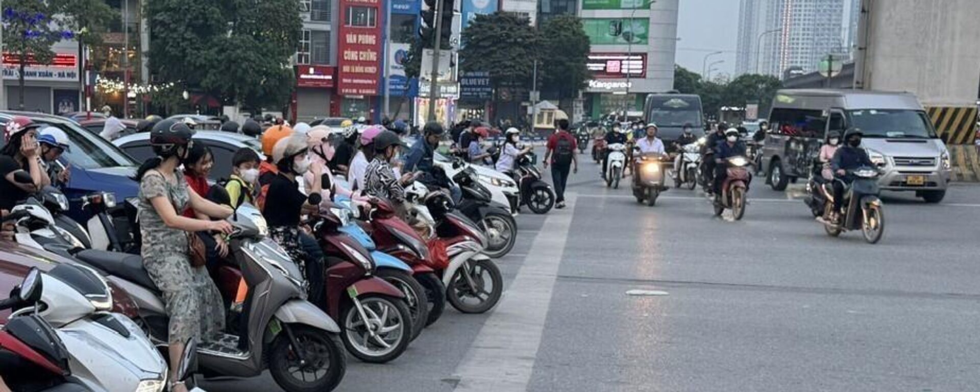 Việc hướng tới loại bỏ xe máy chạy xăng đang là nhiệm vụ cấp bách đặt ra với Thủ đô Hà Nội trong mục tiêu chung phấn đấu đạt mục tiêu phát thải ròng bằng 0 vào năm 2050 - Sputnik Việt Nam, 1920, 31.07.2025