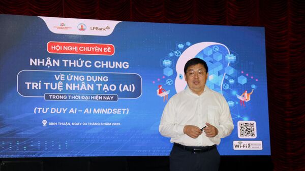 Ông Hoàng Nam Tiến, Phó Chủ tịch Hội đồng Trường Đại học FPT, giới thiệu về ứng dụng trí tuệ nhân tạo (AI)  - Sputnik Việt Nam