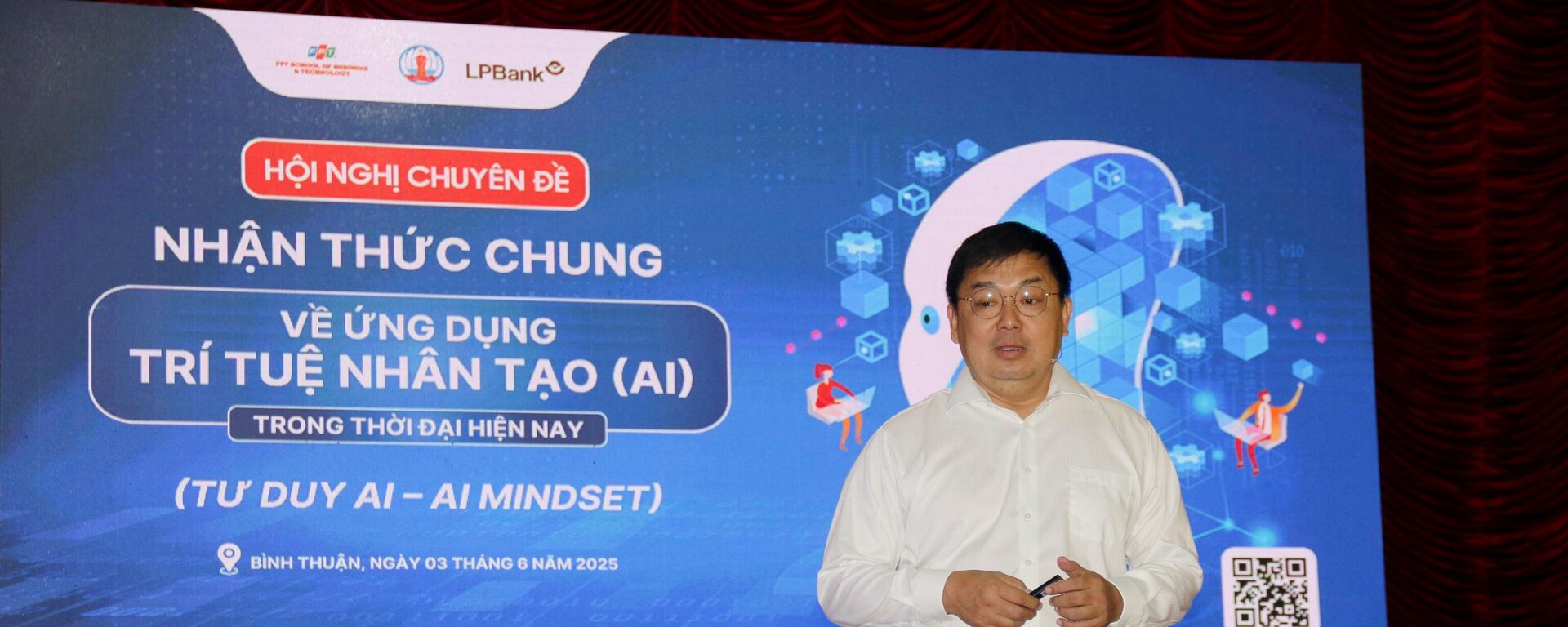 Ông Hoàng Nam Tiến, Phó Chủ tịch Hội đồng Trường Đại học FPT, giới thiệu về ứng dụng trí tuệ nhân tạo (AI)  - Sputnik Việt Nam, 1920, 31.07.2025