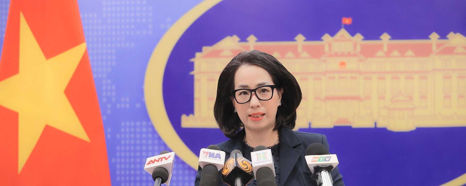 Người phát ngôn Bộ Ngoại giao Phạm Thu Hằng chủ trì họp báo - Sputnik Việt Nam, 1920, 25.09.2025