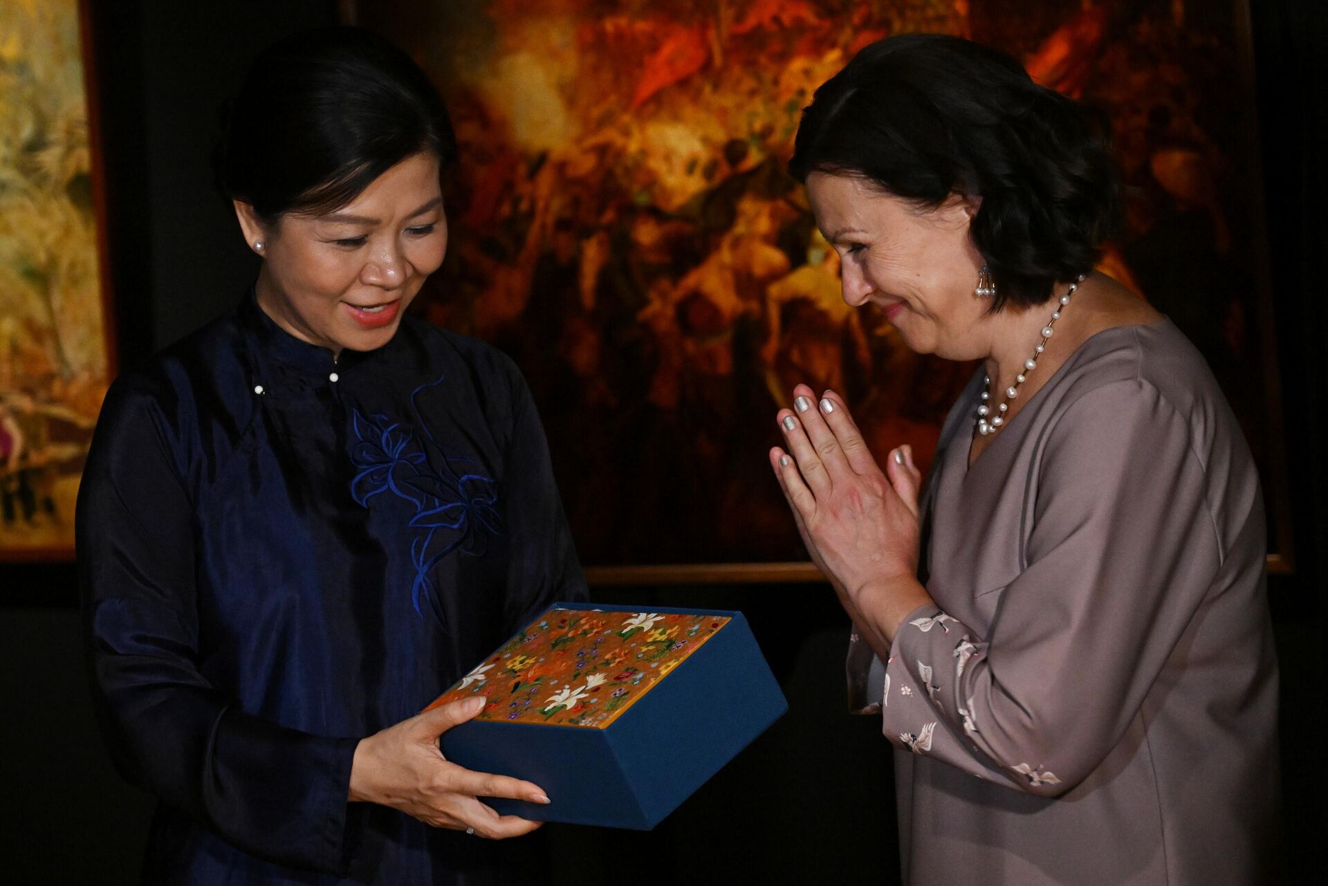 Bà Ngô Phương Ly - Phu nhân Tổng Bí thư Tô Lâm, và bà Albina Legostaeva, Giám tuyển Triển lãm - Sputnik Việt Nam, 1920, 31.07.2025