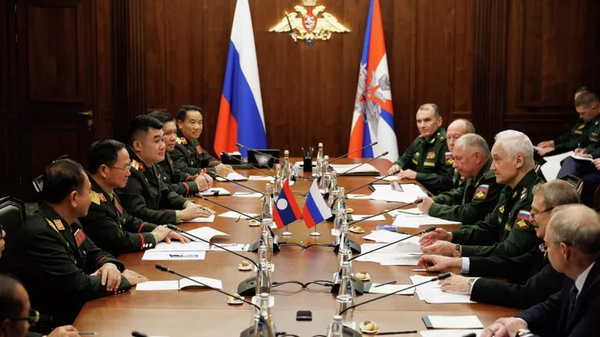 Bộ trưởng Quốc phòng Nga Andrei Belousov đã hội đàm với Bộ trưởng Quốc phòng Lào Khamlieng Uthakaisone - Sputnik Việt Nam