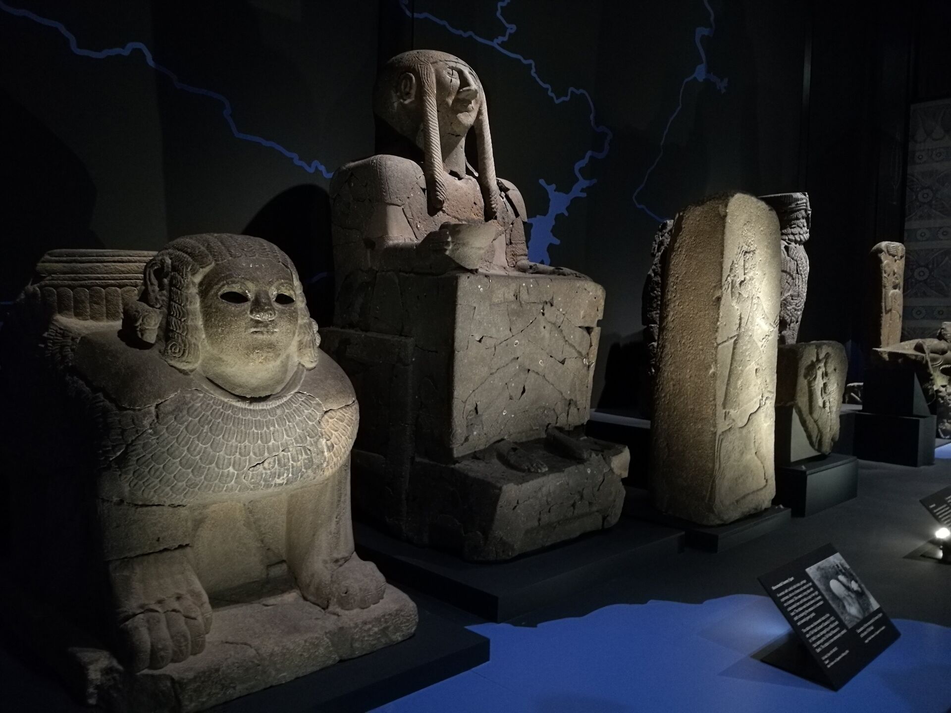 Các bức tượng trong triển lãm Tôi là Ashurbanipal tại Bảo tàng Anh ở London, Vương quốc Anh. - Sputnik Việt Nam, 1920, 01.08.2025