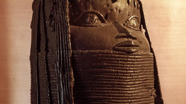 Đầu đồng của một nữ hoàng được tìm thấy trong cuộc khai quật ở Bénin. Nigeria. - Sputnik Việt Nam