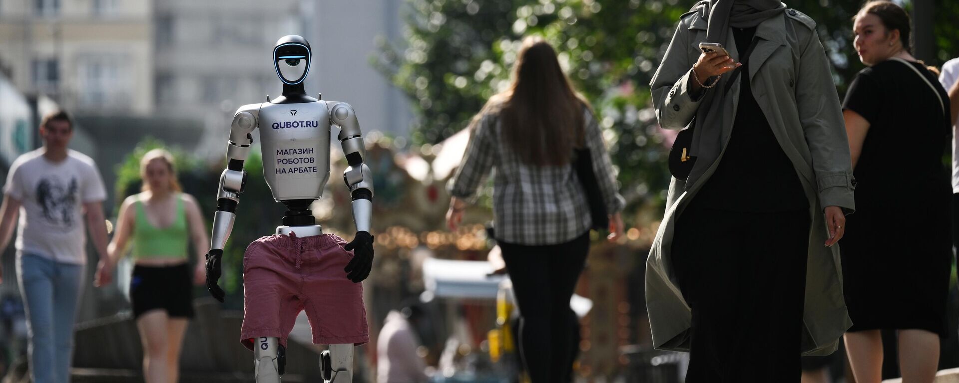 Robot đi trên đường phố - Sputnik Việt Nam, 1920, 03.08.2025