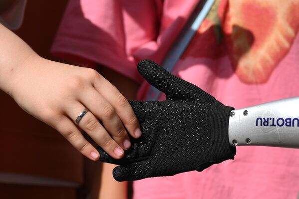 Người đàn ông bắt tay robot hình người - Sputnik Việt Nam