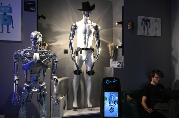 Các robot tại showroom QUBOT - Sputnik Việt Nam