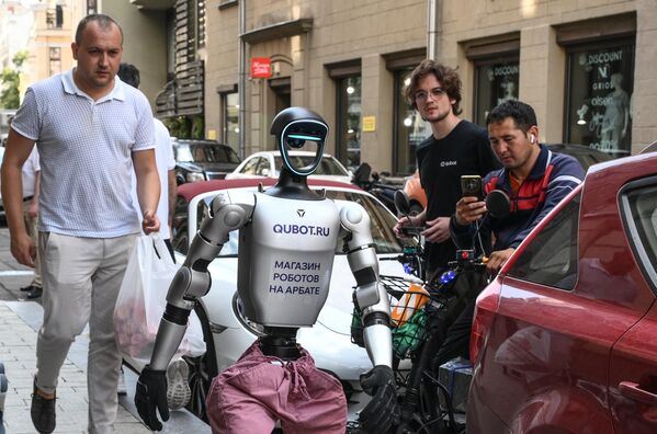 Robot đi trên đường phố - Sputnik Việt Nam