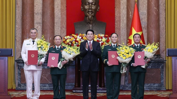 Chủ tịch nước trao quyết định thăng quân hàm thượng tướng cho bốn sĩ quan quân đội và công an - Sputnik Việt Nam