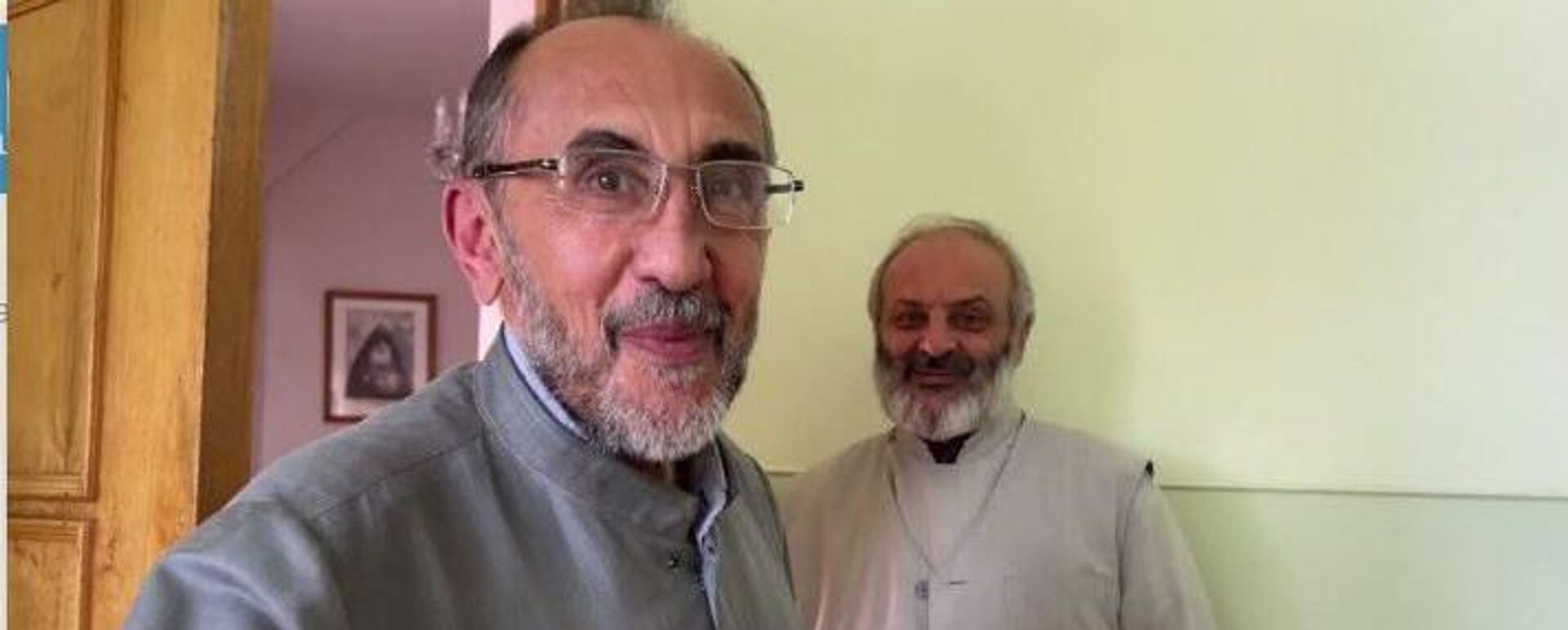 Tổng giám mục Bagrat Galstanyan và Mikael Ajapahyan - Sputnik Việt Nam, 1920, 01.08.2025