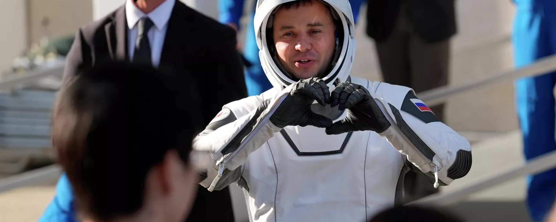 Phi hành gia người Nga Oleg Platonov tiến đến bệ phóng tại Trung tâm vũ trụ Kennedy, ngày 1 tháng 8 năm 2025 - Sputnik Việt Nam, 1920, 02.08.2025