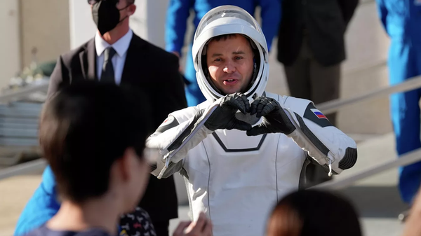 Phi hành gia người Nga Oleg Platonov tiến đến bệ phóng tại Trung tâm vũ trụ Kennedy, ngày 1 tháng 8 năm 2025 - Sputnik Việt Nam