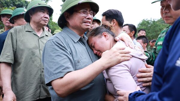 Thủ tướng thăm hỏi, động viên nhân dân vùng bị thiệt hại do mưa lũ tại tỉnh Điện Biên - Sputnik Việt Nam
