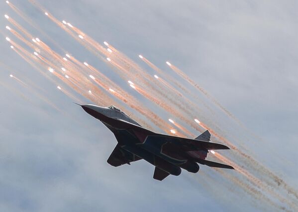 Các máy bay chiến đấu MiG-29 của đội nhào lộn Strizhi tại lễ hội hàng không “Viva Avia!” nhằm ủng hộ LLVT Nga tại sân bay Mochishche ở tỉnh Novosibirsk - Sputnik Việt Nam