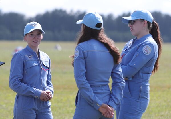 Phi công lái các máy bay huấn luyện thể thao Yak-52 thuộc đội nhào lộn nữ mang tên “Bars” tại lễ hội hàng không “Viva Avia!” nhằm ủng hộ LLVT Nga tại sân bay Mochishche ở tỉnh Novosibirsk - Sputnik Việt Nam