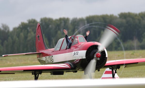 Máy bay huấn luyện thể thao Yak-52 của đội nhào lộn nữ Barsy tại lễ hội hàng không “Viva Avia!” để hỗ trợ LLVT Nga tại sân bay Mochishche ở tỉnh Novosibirsk - Sputnik Việt Nam