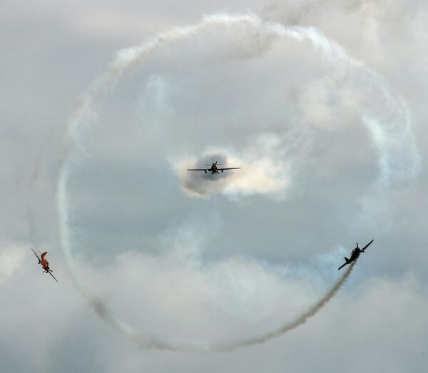 Đội nhào lộn “Pervy Polyot” tại lễ hội hàng không “Viva Avia!” để ủng hộ LLVT Nga tại sân bay Mochishche ở tỉnh Novosibirsk. - Sputnik Việt Nam