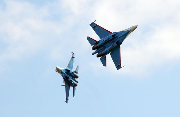 Các máy bay chiến đấu Su-30SM của đội nhào lộn “Russkye Vityazhi” tại lễ hội hàng không “Viva Avia!” để hỗ trợ LLVT Nga tại sân bay Mochishche ở tỉnh Novosibirsk - Sputnik Việt Nam