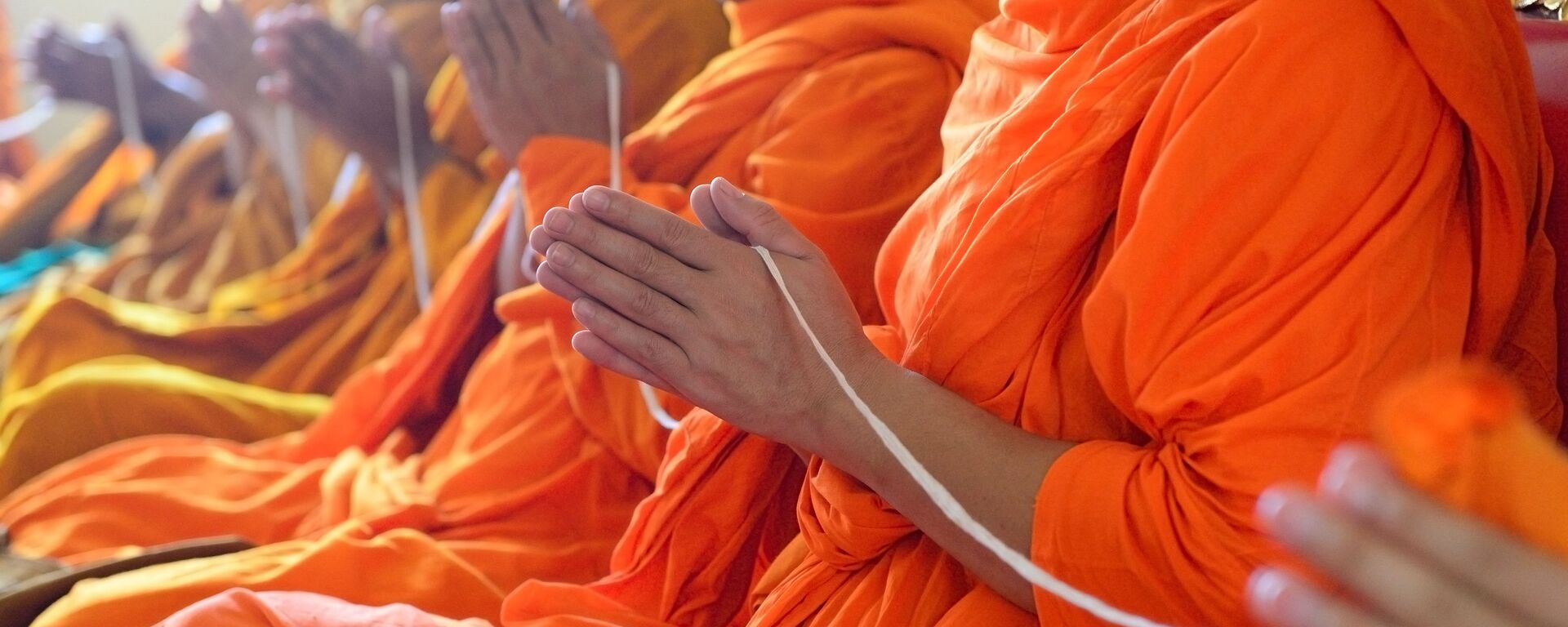 Các nhà sư Phật giáo đang cầu nguyện - Sputnik Việt Nam, 1920, 04.08.2025