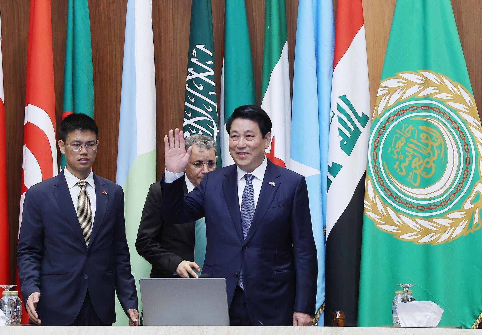 Chủ tịch nước Lương Cường dự và phát biểu chính sách tại Trụ sở Liên đoàn Arab ở thủ đô Cairo, Ai Cập Chủ tịch nước Lương Cường dự và phát biểu chính sách tại Trụ sở Liên đoàn Arab ở thủ đô Cairo, Ai Cập - Sputnik Việt Nam, 1920, 04.08.2025