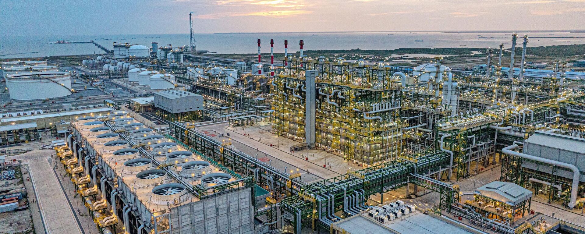 Toàn cảnh Tổ hợp Hóa dầu Long Sơn, xã Long Sơn, thành phố Hồ Chí Minh - Sputnik Việt Nam, 1920, 04.08.2025