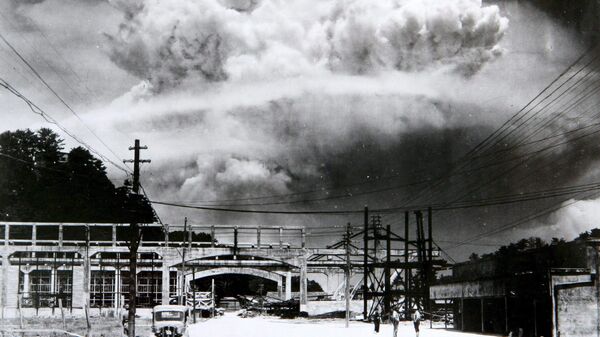 Đám mây hình nấm từ vụ nổ nguyên tử tại Nagasaki, nhìn từ đảo Koyagi-jima. Ngày 9 tháng 8 năm 1945. Quả bom plutonium kiểu nén (tên mã Fat Man) thả từ máy bay Boeing B-29 Superfortress mang tên Bockscar xuống thành phố Nagasaki - Sputnik Việt Nam