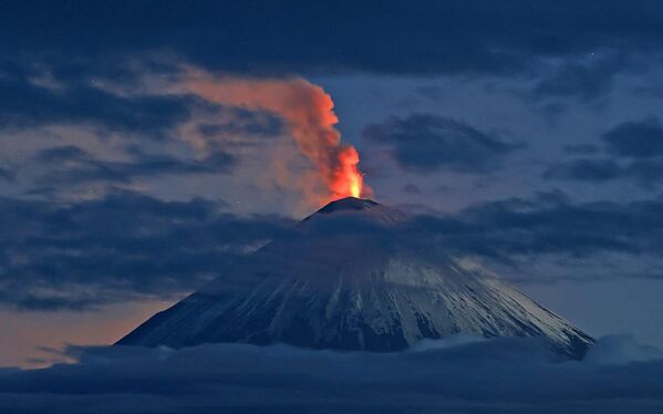 Núi lửa Klyuchevskaya Sopka phun trào ở bán đảo Kamchatka - Sputnik Việt Nam