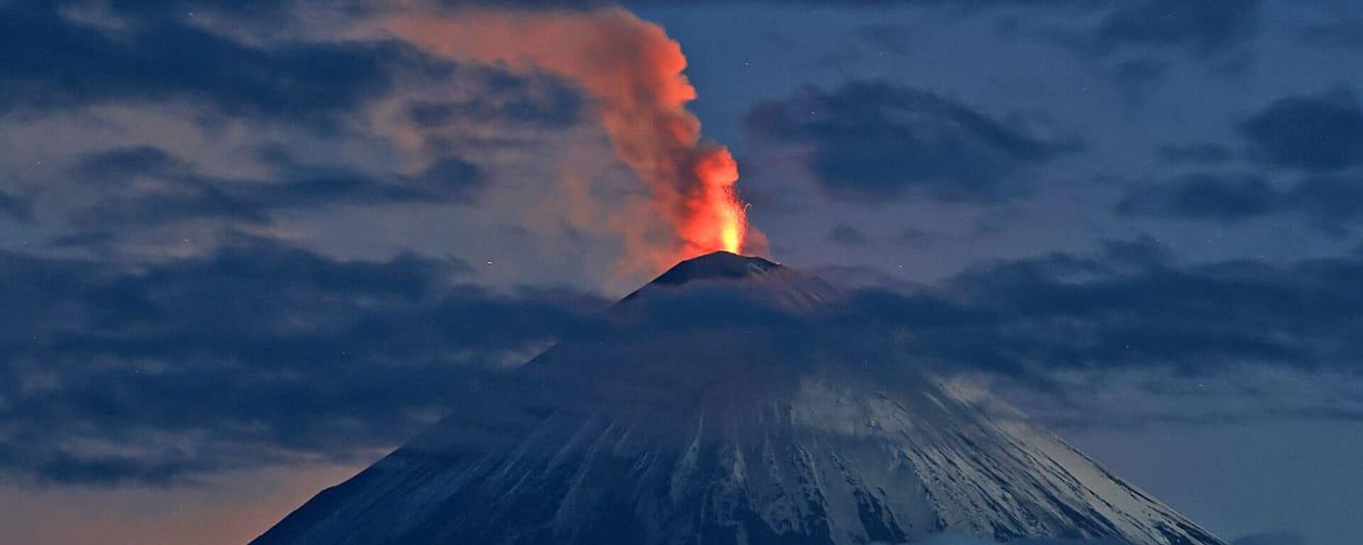 Núi lửa Klyuchevskaya Sopka phun trào ở bán đảo Kamchatka - Sputnik Việt Nam, 1920, 05.08.2025