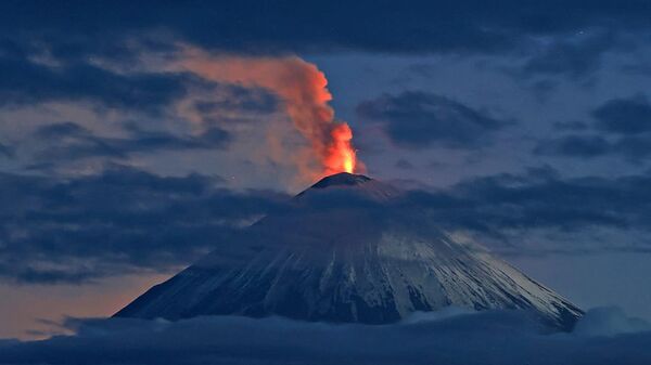 Núi lửa Klyuchevskaya Sopka phun trào ở bán đảo Kamchatka - Sputnik Việt Nam