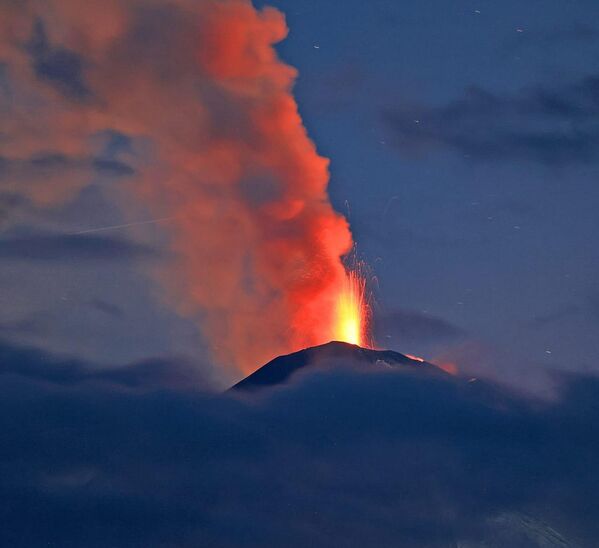 Núi lửa Klyuchevskaya Sopka phun trào ở bán đảo Kamchatka - Sputnik Việt Nam