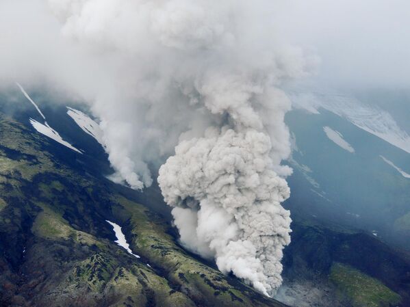 Núi lửa Krasheninnikov phun trào ở bán đảo Kamchatka - Sputnik Việt Nam