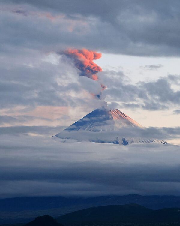 Núi lửa Klyuchevskaya Sopka phun trào ở bán đảo Kamchatka - Sputnik Việt Nam