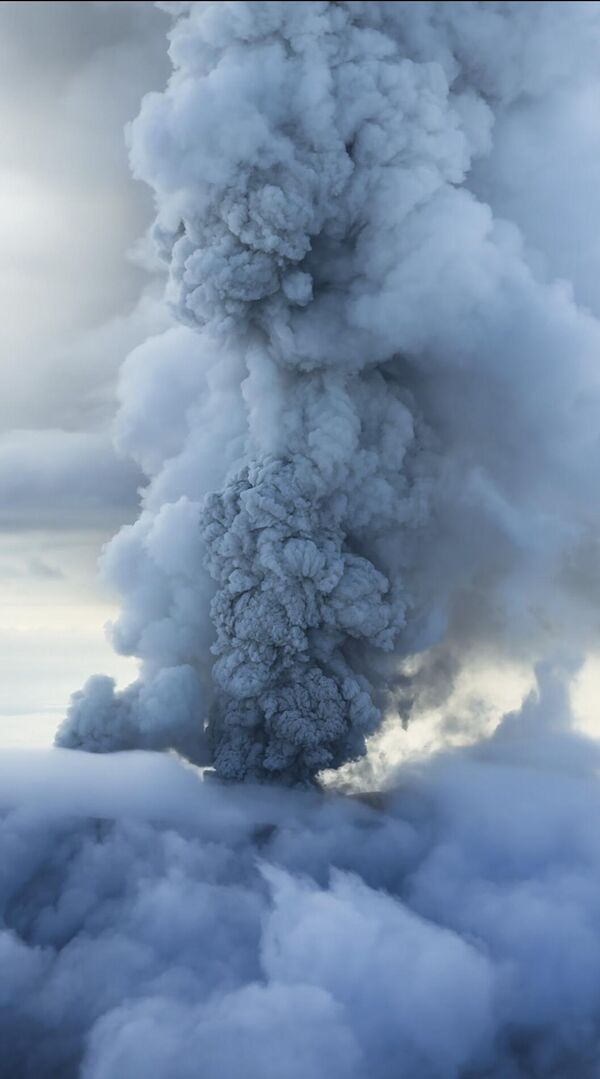 Núi lửa Krasheninnikov phun trào ở bán đảo Kamchatka - Sputnik Việt Nam