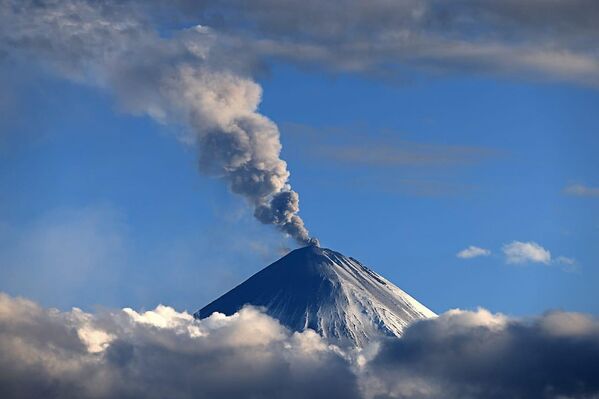 Núi lửa Klyuchevskaya Sopka phun trào ở bán đảo Kamchatka - Sputnik Việt Nam