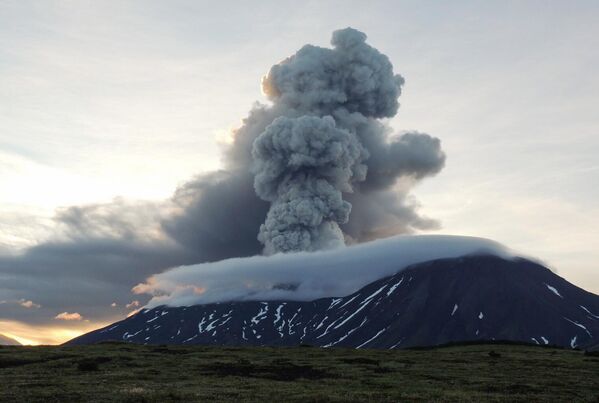 Núi lửa Krasheninnikov phun trào ở bán đảo Kamchatka - Sputnik Việt Nam