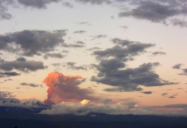 Núi lửa Klyuchevskaya Sopka phun trào ở bán đảo Kamchatka - Sputnik Việt Nam