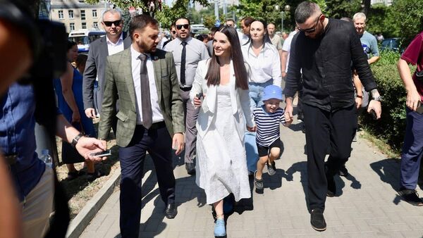 Evghenia Gutsul cùng con trai và chồng sau phiên tòa - Sputnik Việt Nam